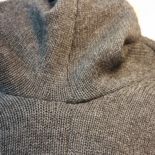 Professionell reparierte Strickkleidung nach Kunststopferei