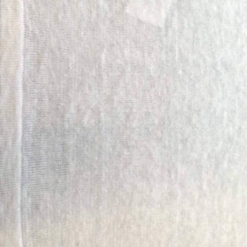 Professionell reparierte Strickkleidung nach Kunststopferei