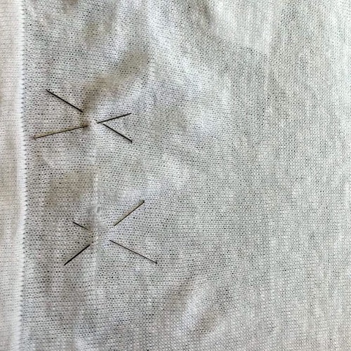 Beschädigte Strickkleidung vor dem Kunststopfen